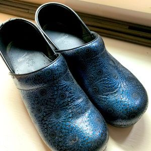 LIKE NEW : Dansko Professional Clogs